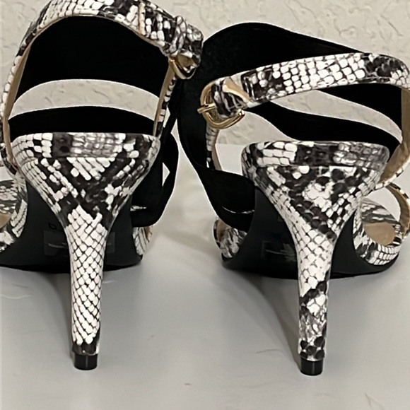 Unisa black & white snake skin strappy versatile heeled sandals. Size 8M - Picture 7 of 9